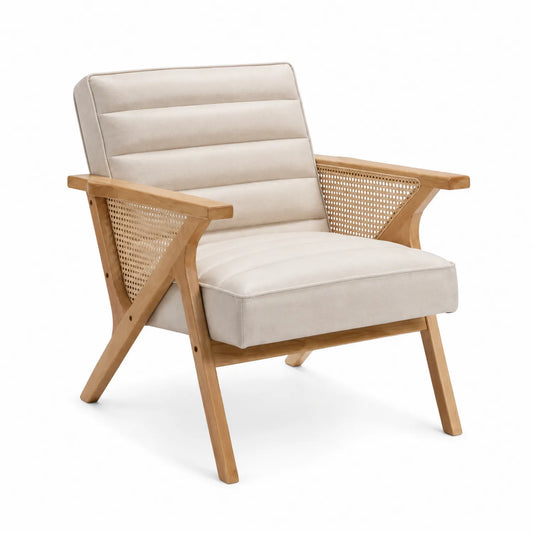 Poltrona in legno e tessuto crema con braccioli in rattan